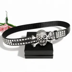 Ceinture en cuir noir style punk vintage avec tête de mort strass clous pyramidaux.