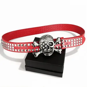 Ceinture en cuir rouge punk retro avec boucle tete de mort strass et rivets metalliques.