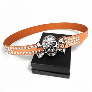 Ceinture en cuir orange punk rétro avec double rangée de clous pyramide et boucle tête de mort.