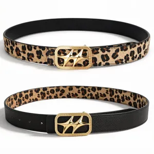 Detalle de cinturón reversible con estampado de leopardo y cuero negro y hebilla dorada
