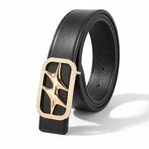 Detalle de hebilla dorada vintage con estrella de cuatro puntas en cinturón de cuero negro