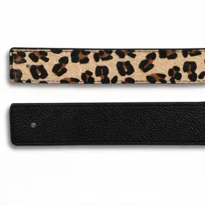 Detalle de cinturón reversible con estampado de leopardo y cuero negro granulado