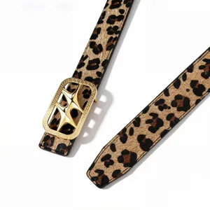 Primer plano detallado del cinturón con estampado de leopardo y hebilla de estrella
