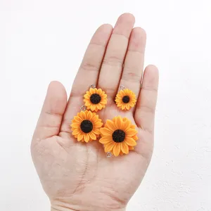 Detailansicht von vier Größen der Harz-Sonnenblumen-Anhänger für DIY-Schmuck