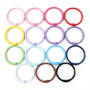 Primer plano de anillas para encuadernación de 30mm en varios colores lacados