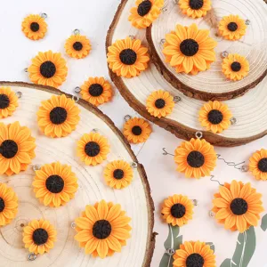 Detailansicht verschieden großer gelber Sonnenblumen-Anhänger aus Harz für DIY-Schmuck