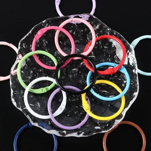 Primer plano de anillos de encuadernación metálicos de 30mm de colores para bricolaje