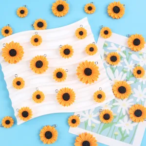 Detailansicht von lebhaften gelben Sonnenblumen-Anhängern aus Harz für DIY-Schmuckstücke