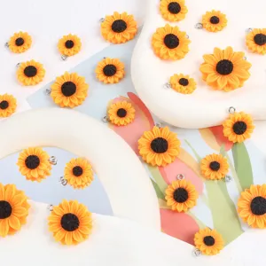 Nahaufnahme von lebendigen Harz-Sonnenblumenanhängern mit Metallschlaufen für DIY-Schmuck