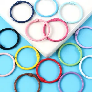 Detalle de anillas de colores de 30mm para manualidades DIY y organización de hojas.
