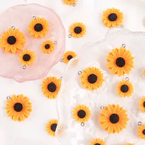 Verschiedene Größen von orangefarbenen Sonnenblumenanhängern aus Harz für DIY-Schmuck