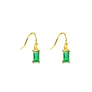 Eleganti orecchini a amo placcati oro con zirconi quadrati verde smeraldo lucenti.