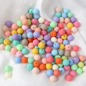 Vista ravvicinata di perline acriliche opache macaron colorate per la creazione di gioielli fai-da-te