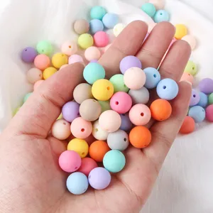 Primo piano di perle in acrilico opaco color macaron per bellissimi gioielli fai-da-te