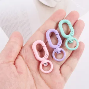 Mousqueton à ressort coloré porte-clés accessoire DIY, vue détaillée des couleurs dans la main.