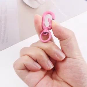 Vue détaillée de mousqueton pivotant rose, accessoire porte-clés en alliage pour bricolage.