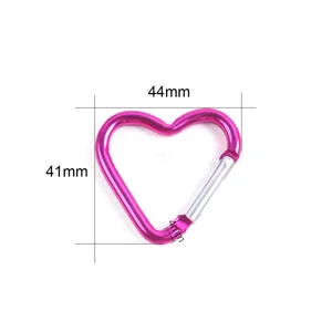 Détail de mousqueton en métal en forme de cœur rose montrant les dimensions 44x41mm.
