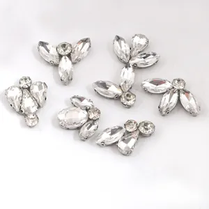 Nahaufnahme von Kristall Strass Applikationen, glitzernde DIY Bastelzubehör für Kleidung.