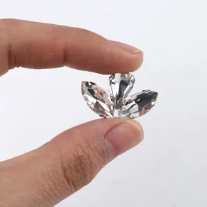 Glas Kristall Strass Applikation Detailansicht, funkelnde Steine für DIY Kleidung.