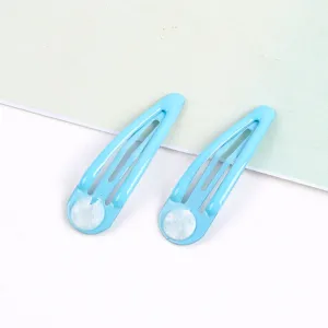 Nahaufnahme von hellblauen Klipp-Haarspangen mit Tablett-Pads für DIY-Kinder-Accessoires.