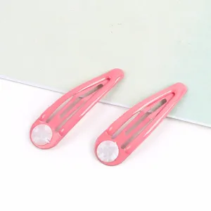 Detailansicht der rosa Wassertropfen Haarklammer mit runder Unterlage für DIY Haar-Accessoires.