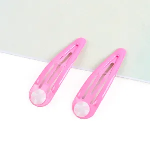 Detailansicht rosa Metall-BB-Haarspangen mit Schalenpads, perfekte DIY-Haaraccessoires für Kinder.