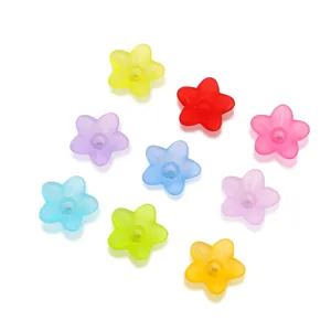 Dettaglio perline acrilico satinato, ciondoli giglio colorati per accessori gioielli fai da te.