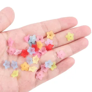 Primo piano dettagliato di perline di fiori in acrilico satinato, accessori fai-da-te.