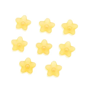 Perline di fiori in acrilico satinato giallo per la creazione di gioielli fai da te.