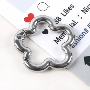 Macro di una chiusura a molla in lega a forma di fiore argento per accessori portachiavi DIY