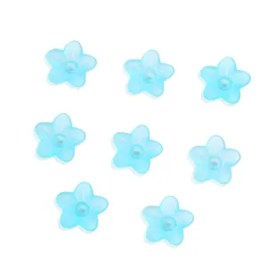 Perline di fiori in acrilico satinato azzurro, dettaglio e primo piano accessori gioielli.