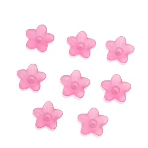 Perline di fiori in acrilico opaco rosa, dettaglio ideale per creazione di gioielli DIY e collane.