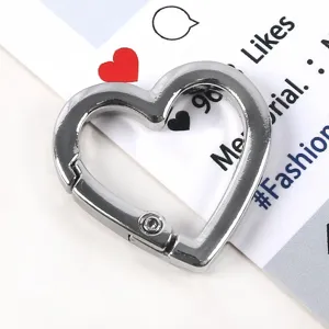 Dettaglio di un moschettone a cuore in lega d'argento per accessori di borse fai da te