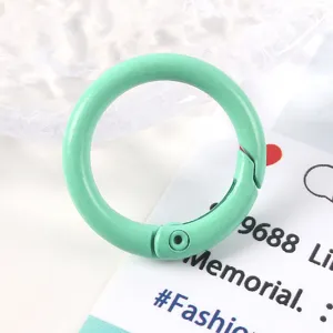 Vista detallada de anilla de resorte verde menta 23mm para joyería DIY y llaveros