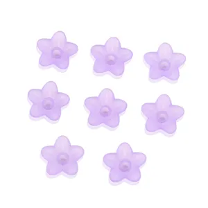 Perline di fiori in acrilico opaco viola vista dettaglio, ideali per gioielli fai da te e collane.