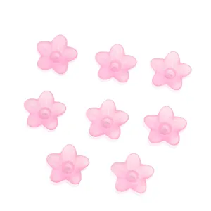 Dettaglio perline di fiori in acrilico satinato, forma di giglio rosa, materiale per gioielli fai da te.
