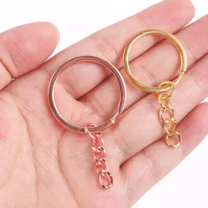 Porte-clés en métal avec chaîne vue détaillée, accessoires DIY pour projets d'artisanat.