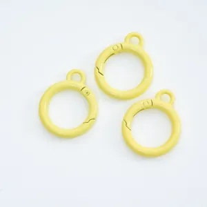 Close-up detail van gele gelakte veersluitingen, ideaal voor DIY sleutelhangers en accessoires.