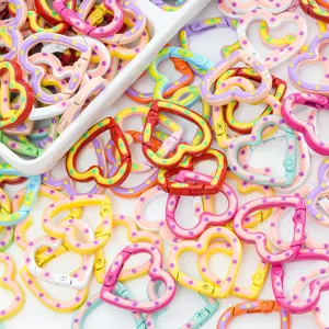 Kleurrijke hartvormige veersluitingen en ringen voor DIY sleutelhangers, tassen en sieraden maken.
