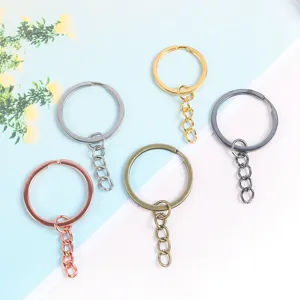 Porte-clés en métal avec détail de chaîne en divers coloris, idéal pour le bricolage et les bijoux.