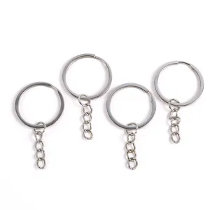 Anneaux de clés en métal avec petite chaîne, parfaits pour l'artisanat de porte-clés DIY.