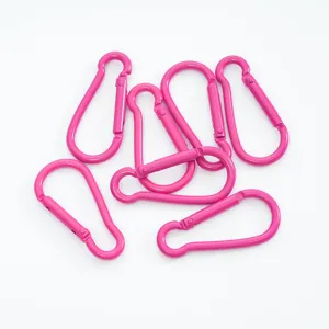 Nahaufnahme von pink lackierten birnenförmigen Karabinern für DIY-Zubehör.
