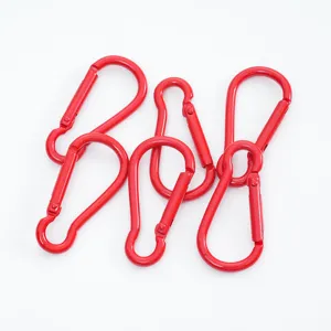 Set aus leuchtend rot lackierten Karabinerhaken in Kürbisform für Schlüsselanhänger und Taschen
