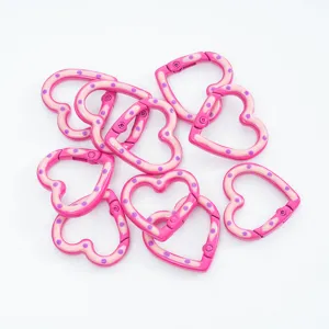 Roze gestipte hartvormige veerclips voor tassen sleutelhangers DIY sieraden accessoires.
