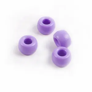 Gros plan de perles pony en acrylique violet avec grands trous, parfait pour la creation bijoux.