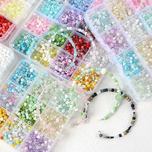 Perline di vetro colorate in scatole a scomparti multipli con accessori per braccialetti fai da te.