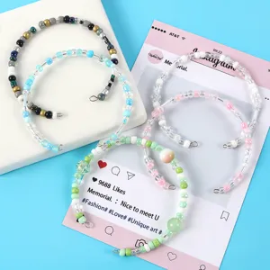 Primo piano di bracciali con perline di vetro e filo di memoria con vari design artigianali.