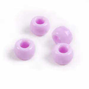 Gros plan de perles poney en acrylique violet pastel, forme tonneau brillante pour bricolage.