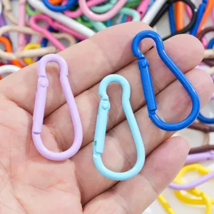Bunte lackierte Karabinerhaken in Kürbisform für DIY-Schlüsselanhänger und Taschen.