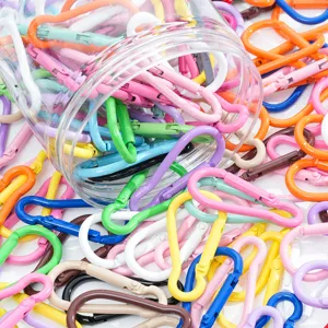 Nahaufnahme von bunten Gourd-Karabinern für DIY-Schlüsselanhänger-Zubehör